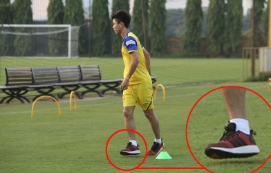Phan Văn Đức mang giày 'lạ' trên sân tập tập cùng ĐTQG Việt Nam
