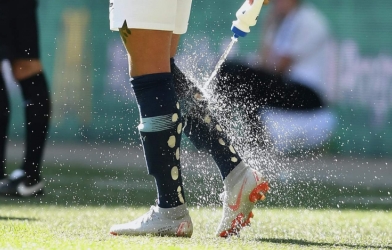 Tại sao nhiều cầu thủ lại đục lỗ trên tất như Kyle Walker của Man City