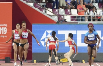 Kỳ lạ 4 VĐV Trung Quốc mất huy chương vì 'chạy lùi trao gậy'