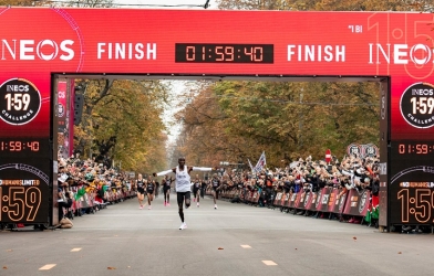 Chạy Marathon trong 1:59:40, Kipchoge làm nên kỳ tích lịch sử