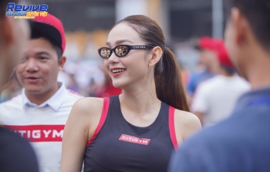 Diễn viên Minh Hằng mặc đồ thể thao, đi sneaker chạy bền 5 km