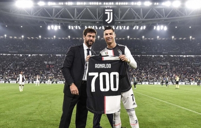 C. Ronaldo nhận chiếc áo đặc biệt từ chủ tịch Juventus