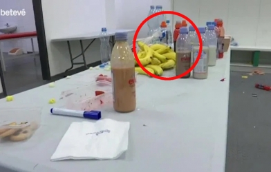 Phòng thay đồ 'ngập rác' tiết lộ chế độ dinh dưỡng cầu thủ của Barca