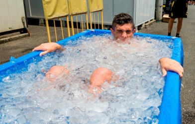 Biểu cảm hài hước của các cầu thủ khi ngâm đá sau trận đấu