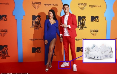 Ronaldo diện Nike Shox TL lịch lãm cùng bạn gái trên thảm đỏ