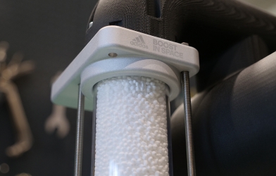 Adidas chơi trội, mang giày BOOST ra vũ trụ thử nghiệm