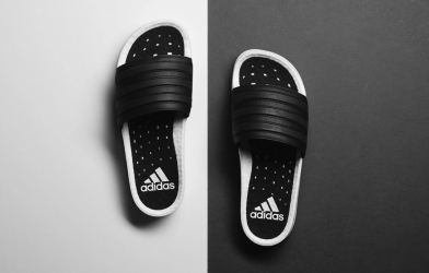 Adidas ra mắt dép adilette với đệm Boost độc đáo