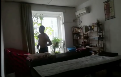 Người Trung Quốc chạy Marathon quanh giường vì dịch Corona