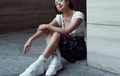Châu Bùi và loạt sao gợi ý phối đồ với sneaker trắng