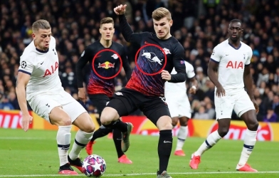 Cầu thủ Leipzig mặc sai đồng phục trong trận gặp Tottenham