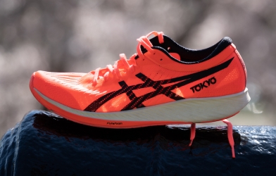 Asics ra mắt siêu giày đột phá với đĩa đệm carbon