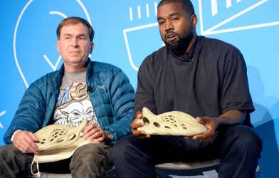 Kanye West hé lộ thời điểm bán dép YEEZY Foam Runner