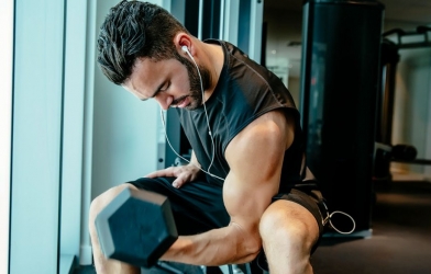 Tập tay trước và sau hiệu quả tại nhà với thiết bị hạn chế