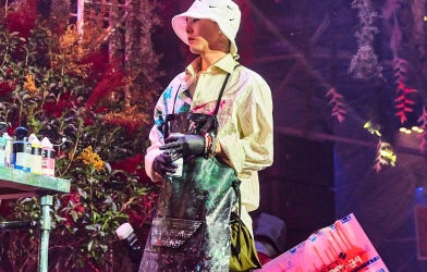 Giày hoa cúc của G-Dragon tiếp tục hé lộ phiên bản 2