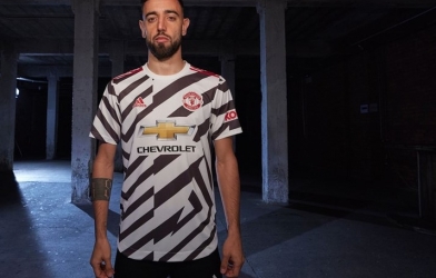 Man United gây sốt với áo đấu 'ngựa vằn'