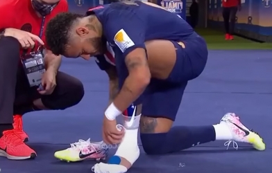Tại sao nhiều cầu thủ quấn băng cổ chân như Neymar?