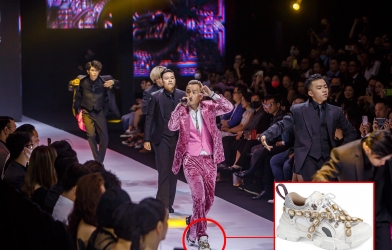 Binz mang sneaker 'cọc cạch' hơn 30 triệu lên sân khấu 