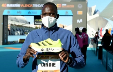 VĐV mang siêu giày Adidas phá sâu kỷ lục thế giới