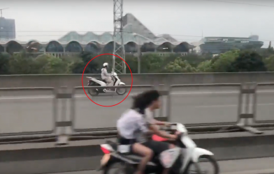 Nhiều người đi xe máy trên đường vành đai 3 trên cao