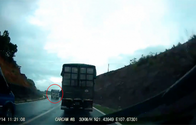 Kinh hoàng tai nạn giữa xe khách 16 chỗ và xe tải