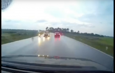 Hai ô tô 'hôn' nhau do không giữ khoảng cách với xe đi trước