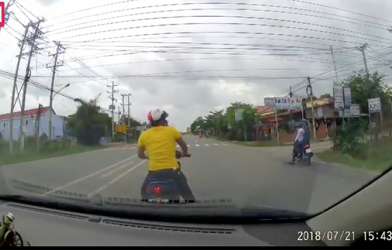 Bức xúc 'trẻ trâu' đánh võng trước đầu ô tô