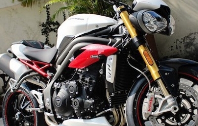 Bọ ngựa Moto Triumph Street Triple bị triệu hồi vì lỗi đèn pha