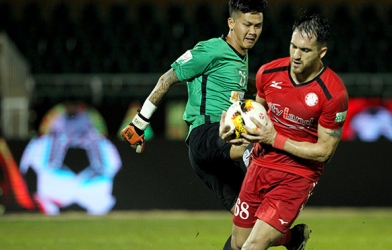Thủ môn bỏ bóng đạp người ở V-League bị phạt nặng