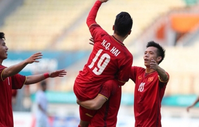 VIDEO: Trung vệ Nhật Bản sai lầm ngớ ngẩn, Quang Hải mở tỉ số