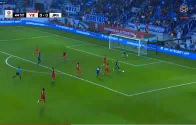 VIDEO: Tiền đạo Nhật Bản không thể tin nổi pha cứu thua của Văn Lâm