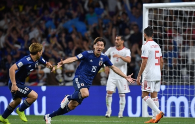 VIDEO: Hậu vệ Iran sai lầm giúp tiền đạo Osako đánh đầu mở tỉ số 