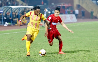 Đánh bại Nam Định trên sân nhà, TPHCM vững vàng ngôi đầu bảng