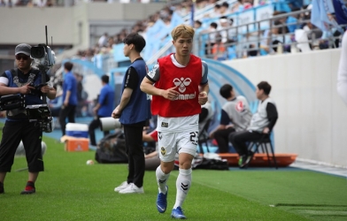 CĐV Incheon động viên Công Phượng: 'Hãy tự tin dứt điểm nhiều hơn'