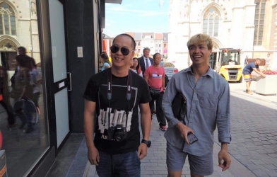 Công Phượng thư thái dạo phố, ký tặng người hâm mộ tại Bỉ