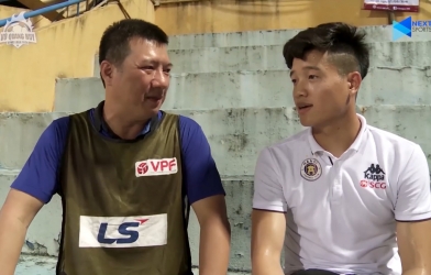 VIDEO: Thủ môn Phí Minh Long trải lòng cùng BLV Quang Huy