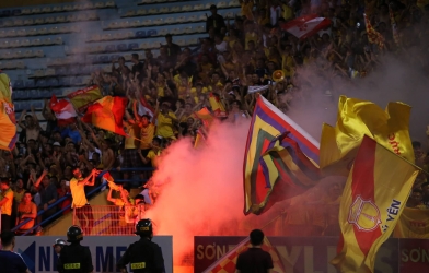 VIDEO: Pháo sáng và cơn ác mộng CĐV quá khích trên sân Hàng Đẫy