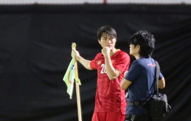 Tuấn Anh tiếp tục tập riêng trong buổi làm quen sân của ĐTVN