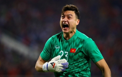 Quang Hải chỉ hướng giúp Văn Lâm cản phá penalty thành công