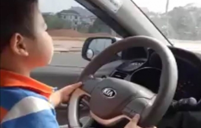 Cho trẻ nhỏ cầm vô lăng–vô tâm hay sự coi thường pháp luật?