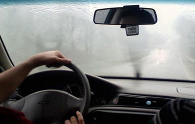 Kính lái ô tô bị mờ? Mẹo hay xử lý tức thì