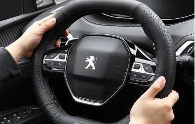 Có nên bọc vô lăng ô tô? Bọc vô lăng ô tô cần lưu ý điều gì?