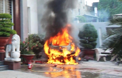 Ô tô đang đỗ bỗng dưng phát nổ, bùng cháy dữ dội