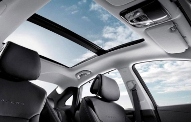 Tư vấn Luật: Đưa đầu ra khỏi cửa sổ trời ô tô có vi phạm pháp luật không?