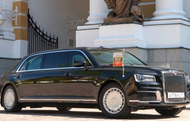 Siêu xe limosine của Tổng thống Nga Putin vượt xa “Quái thú” của Trump?