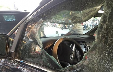 Bị kẻ điên đập vỡ kính ô tô. Ai sẽ bồi thường cho tài xế?