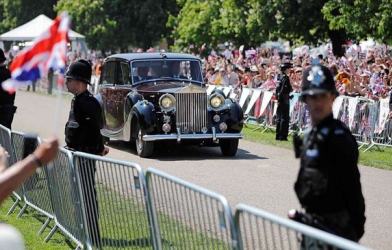 Tân nương hoàng gia Anh ngồi xe hoa Rolls-Royce Phantom IV tới lễ đường