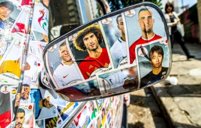 'Fan cuồng' World Cup - Dán kín xe bằng 15.000 miếng dán hình cầu thủ