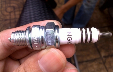 Kiểm tra tình trạng xe qua màu sắc bugi