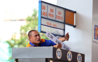 Giá xăng giữ nguyên, giá dầu tăng nhẹ