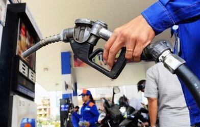 Giá xăng tăng nhẹ sau 2 tháng bình ổn